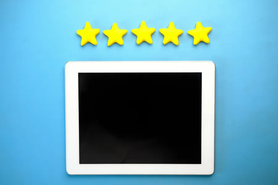 Tela mostrando avaliação de cinco estrelas, representando avaliações online