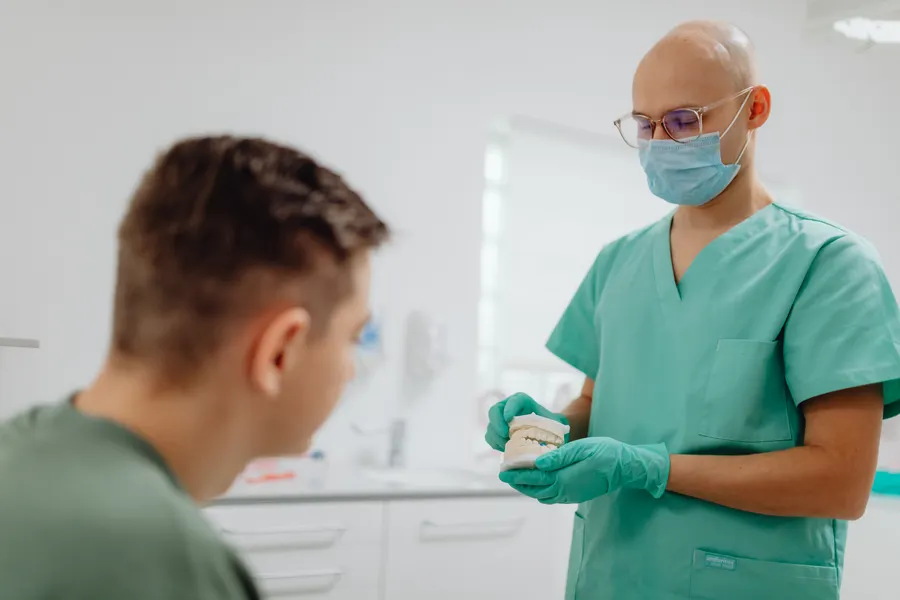 Dentista conversando com paciente sobre o tratamento antes de começar