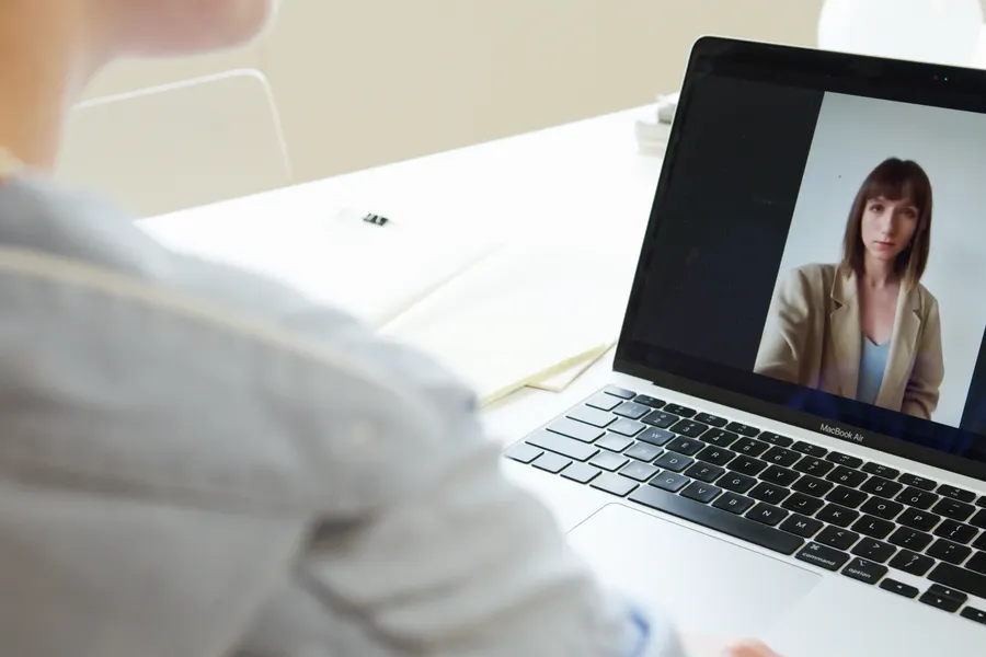 Mulher em atendimento psicológico online por videochamada