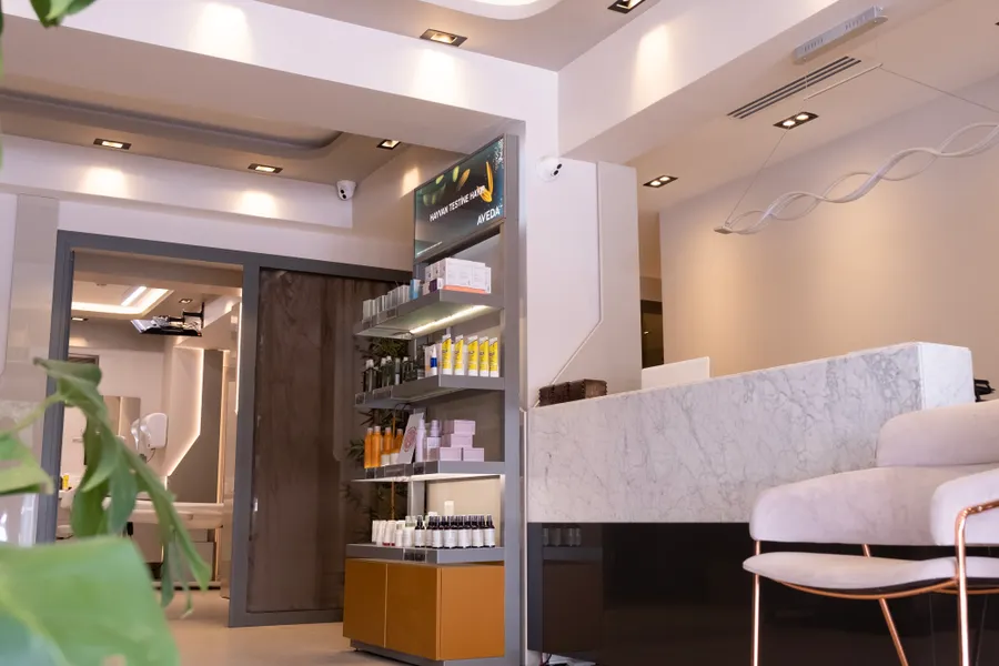 Recepção elegante de clínica de estética com balcão de mármore