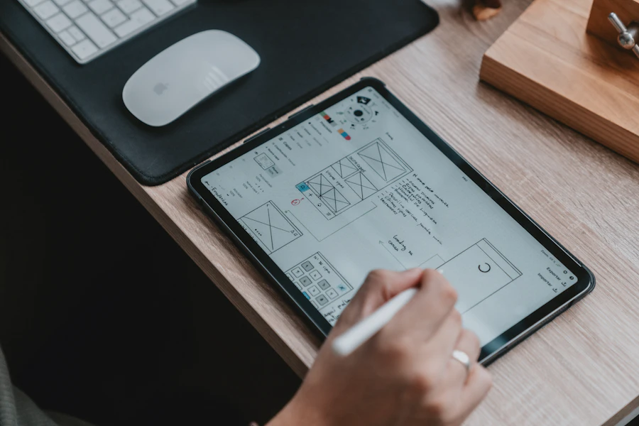 Pessoa testando um esboço de layout de site em um tablet com caneta digital