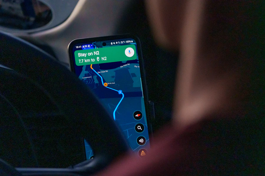 Pessoa usando aplicativo de navegação no celular para encontrar um endereço
