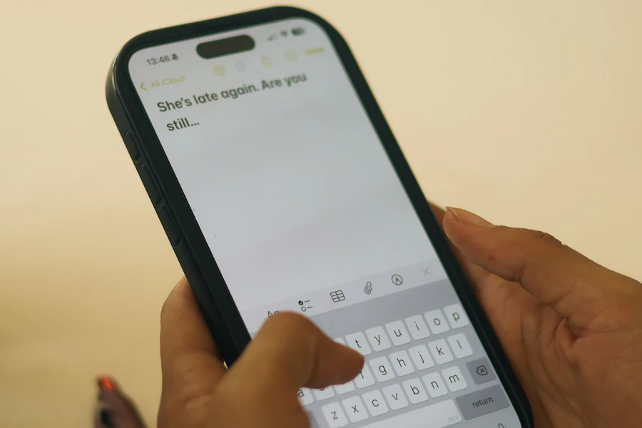 Mãos digitando uma mensagem na tela de um smartphone
